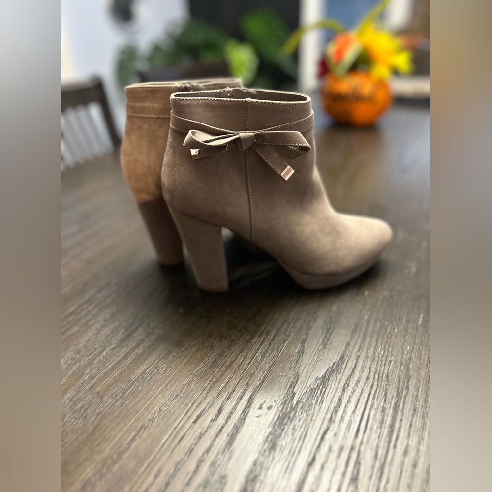 LC‎ Lauren Conrad ankle boots high heels faux suede shabby chic boho fancy
